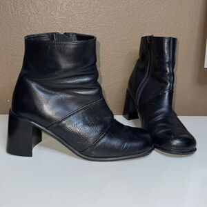 Vintage Saxon’s black leather block heel round toe boots size 8